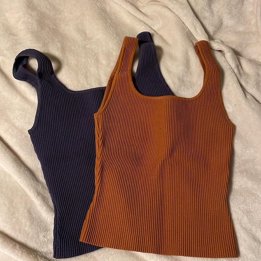 2 Babaton sculpt knit tanks